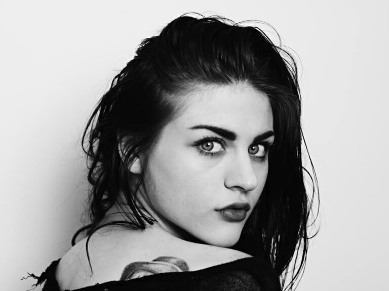 Frances Bean Cobain Appears To Be Veering From Her Parents’ Troubled Legacy