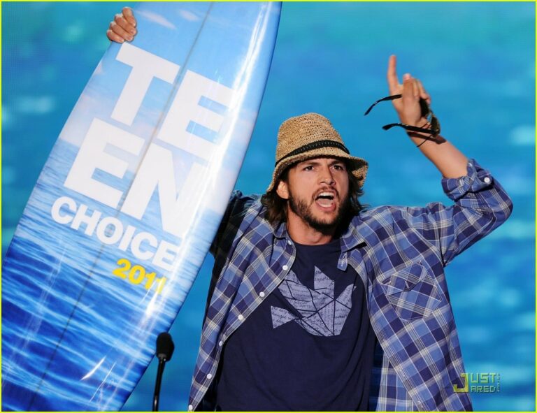 Ashton Kutcher, Taylor Swift And More Dole Out Advice At The Teen Choice Awards