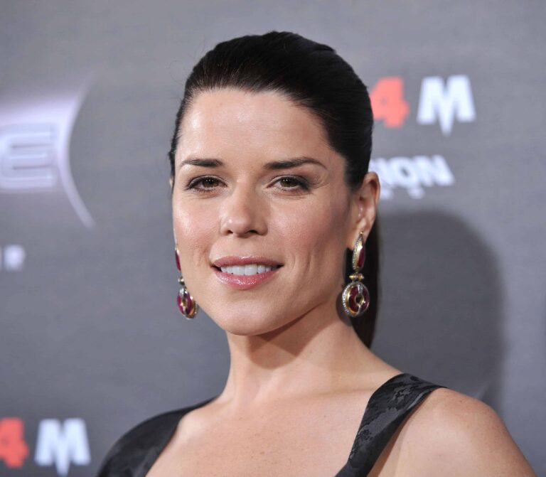 Evening Feeding: Neve Campbell Is Our Favorite New Celebrity Mom