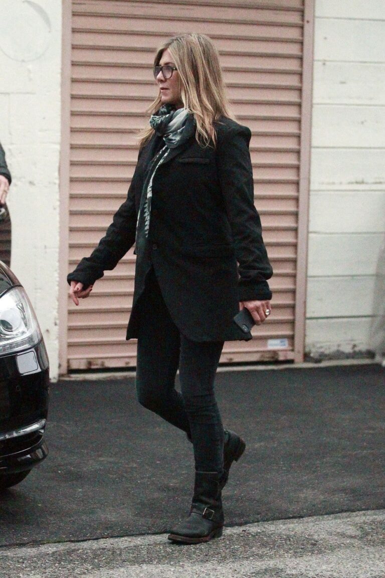 Jennifer Aniston Wore A Coat In December So Clearly She’s Pregnant