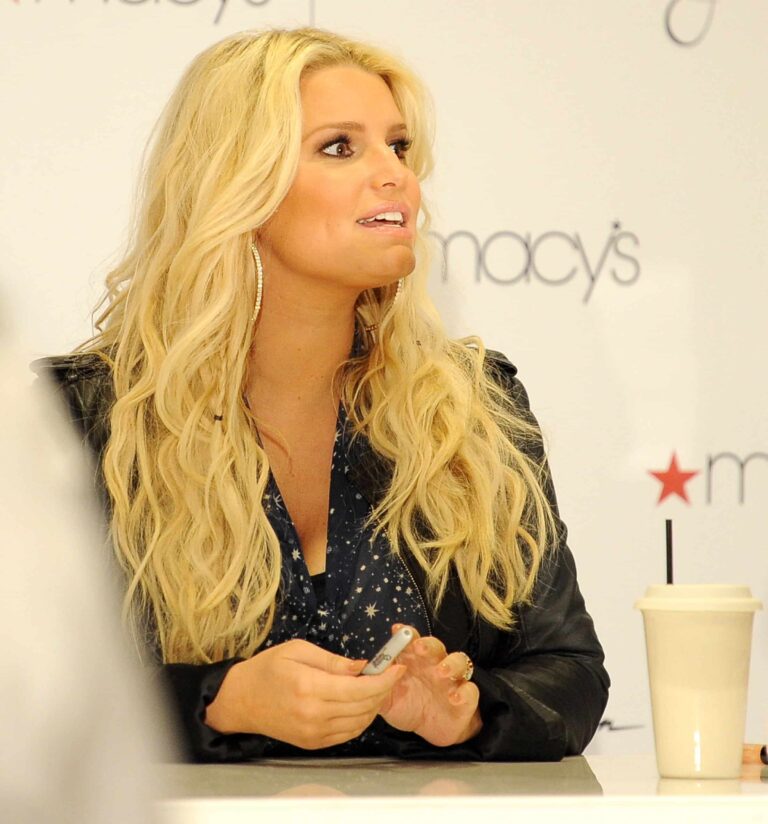 Jessica Simpson Is Going On A Family Christmas Trip To Hawaii So People Think She’s Planning A Top Secret Wedding