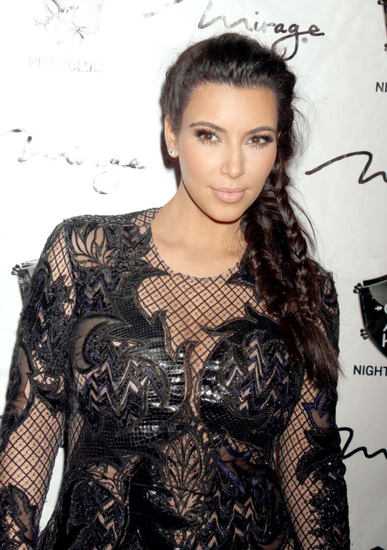 Kim Kardashian Seems Peeved That The Paparazzi Missed Her Pregnant Bikini Photo Shoot