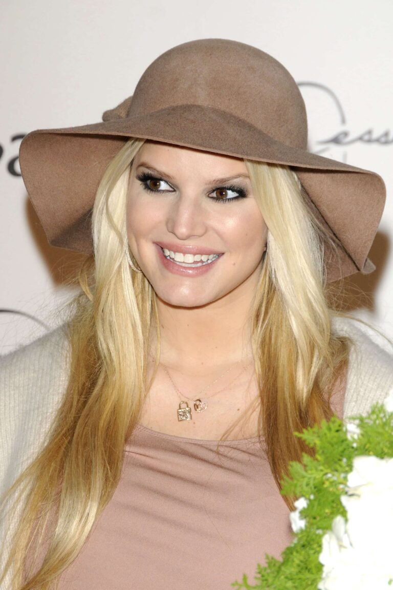 Jessica Simpson & Her Pregnant BFF Are Shopping For Baby Stuff Round The Clock
