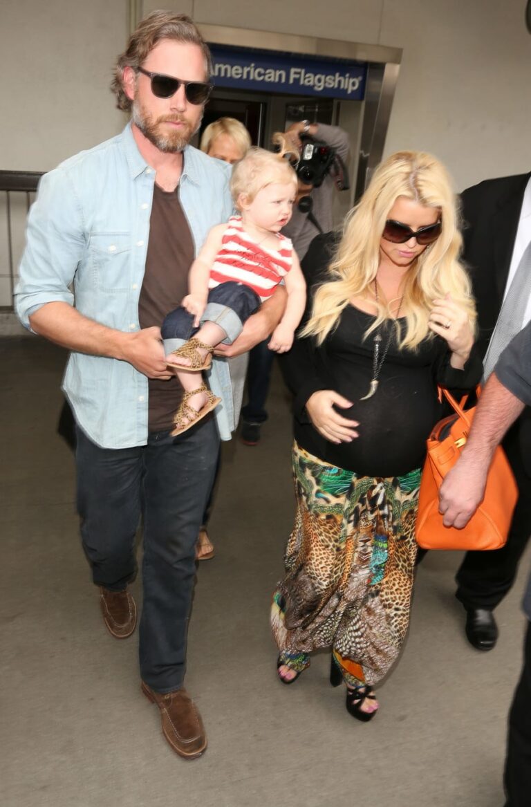 Jessica Simpson Is Racing Her Very Fertile Uterus To The Altar