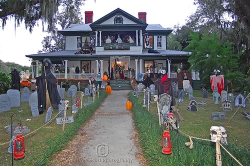 10 Halloween Lawn Displays That Will Make You Feel Lazy
