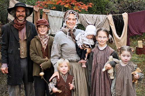 20 Families In Family-Themed Halloween Costumes That Brought Their ‘A’ Game