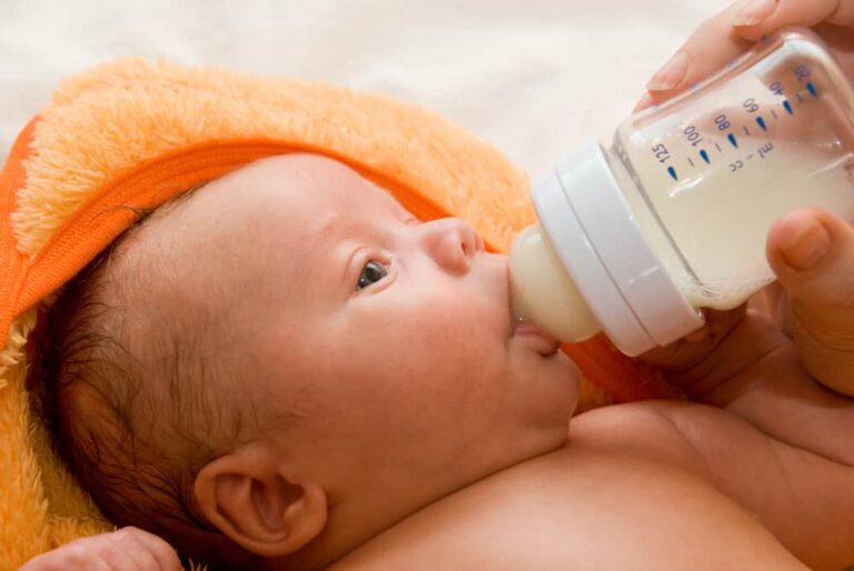 The Mommyish Guide To Formula Feeding From Birth