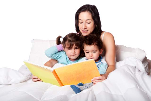 Mom-reading-to-kids-in-bed