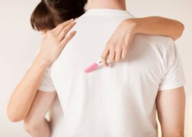 Woman-hugging-man-pregnancy-test