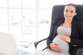 pregnant-woman-office-computer