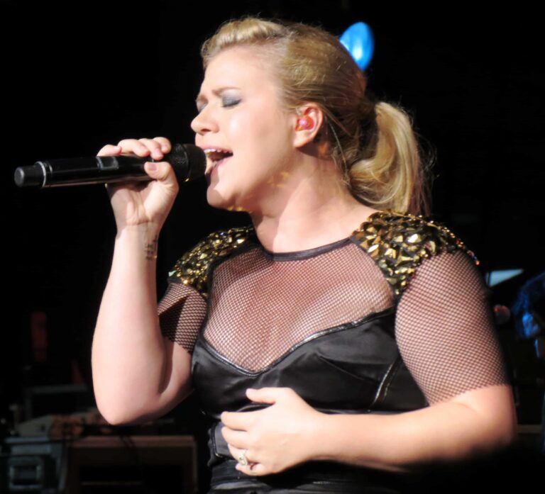 Evening Feeding: Kelly Clarkson’s New Haircut Reminds Us All That Moms Can Still Be Badass