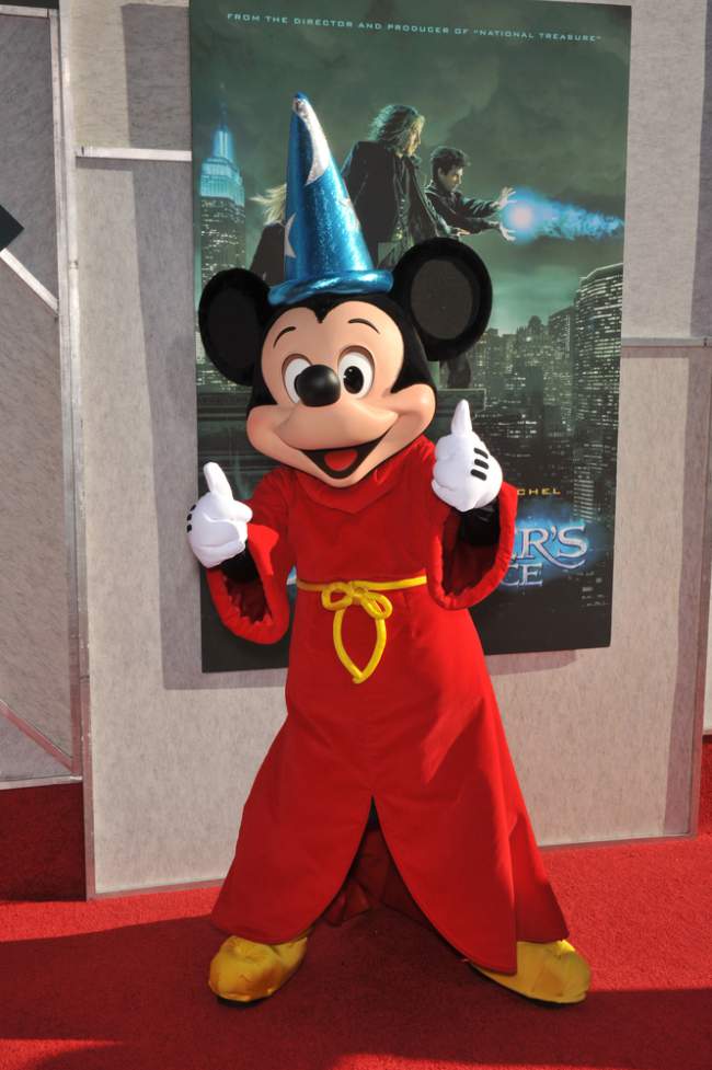 Christina Aguilera Calls Mickey Mouse An A**hole Because Wearing That Suit Isn’t Punishment Enough