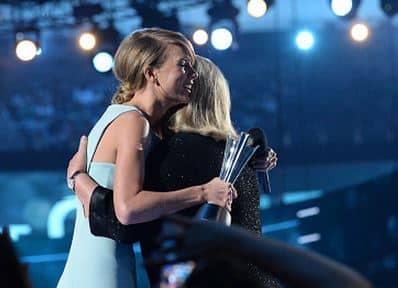 Taylor Swift’s Mom Gave A Touching Speech That Made Everyone Ugly Cry At The Country Music Awards