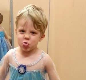 This Cool Dad Has No Problem with His Son Dressing Up as Elsa, and Everyone Else Should Let It Go