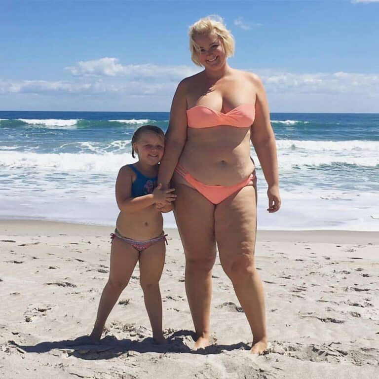 Mom Uses Stretch Marks to Teach Her Daughter About Body Positivity in the Coolest Way
