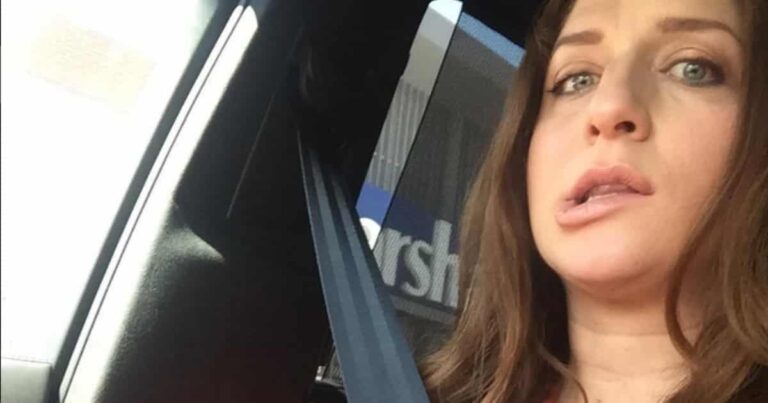 Warning: Comment on Chelsea Peretti’s Pregnant Body at Your Own Peril
