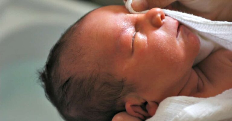 Research Suggests Parents May Want to Wait to Bathe Their Newborns