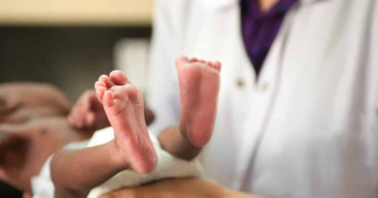 Badass Doctor Stops Mid-Childbirth to Help Deliver Another Woman’s Baby