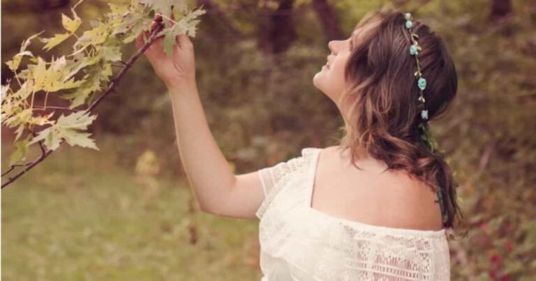 This Incredible Maternity Session Stars 20,000 Honey Bees