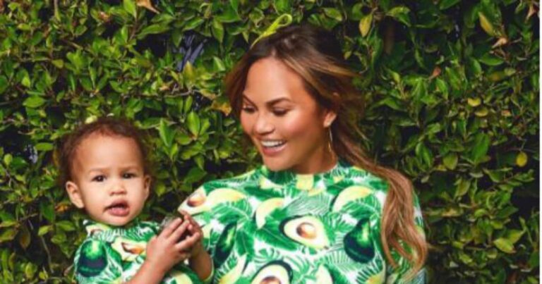 Chrissy Teigen and Luna Are Delicious in Matching Avocado Bathing Suits