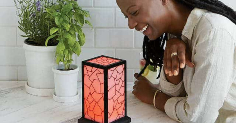 Does Your Bestie Live Too Far Away? Then You Need This Long-Distance Friendship Lamp!