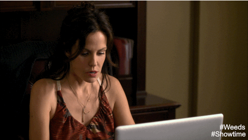 Formula-Feeding Mom Stereotypes Mary-Louise Parker On Weeds Researching On Computer