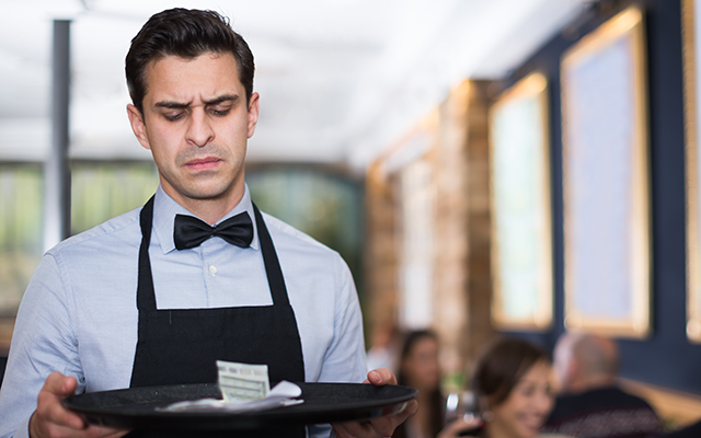 Woman Leaves No Tip To Waiter Claiming Her Drinks Should Be Free Because Of Husband’s Profession